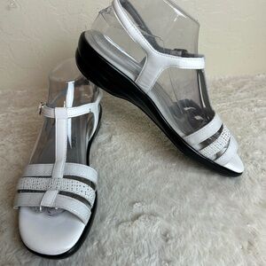 SAS Capri T-Strap Tripad Comfort Sandals Size 9.5 Wide White Leather NEW USA